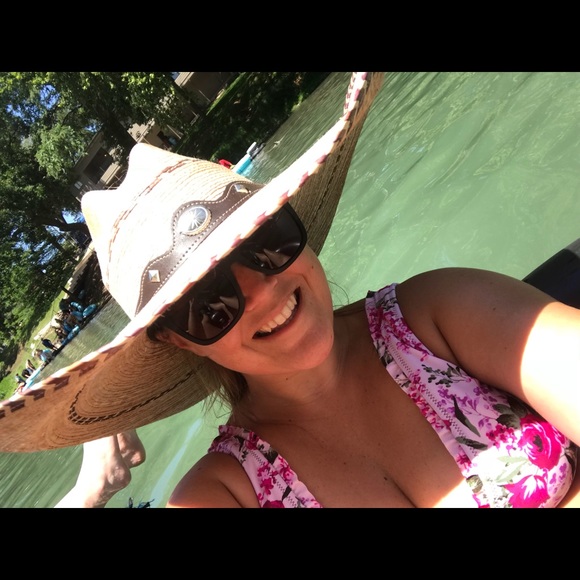 Profile Picture of Sierra Yoakum (@sierrayoakum) on Poshmark