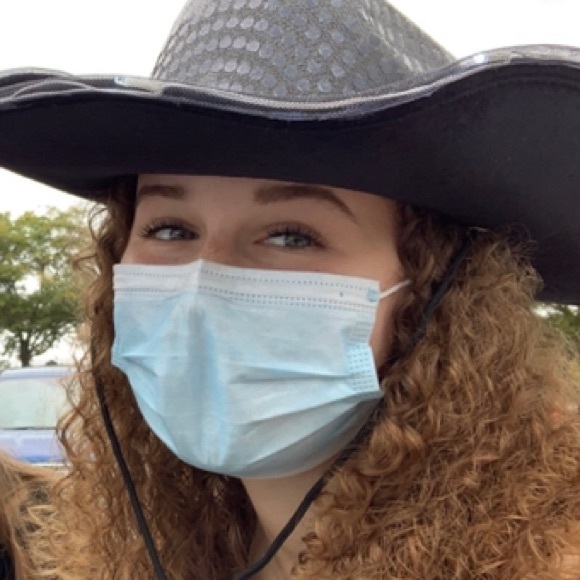 Profile Picture of Hailey Foster (@hailey__foster) on Poshmark