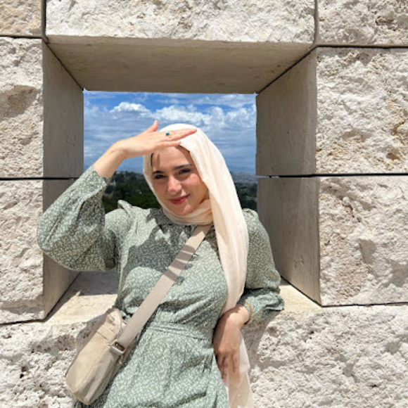 Profile Picture of Noor Al (@nonaal11) on Poshmark