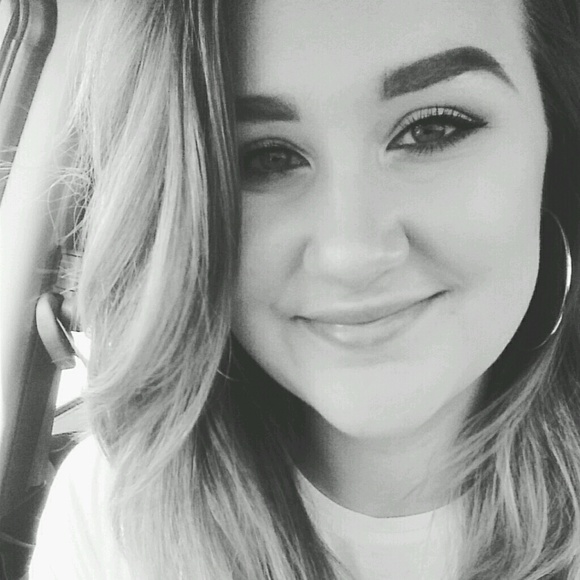 Sarah Bachmeier - Poshmark Profile Picture of Sarah Bachmeier (@snb1070) on Poshmark