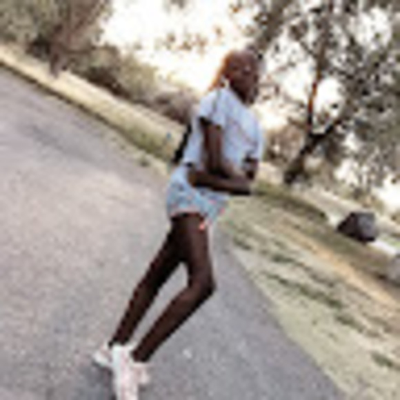 Profile Picture of Rakenya 128 (@rakenya128) on Poshmark