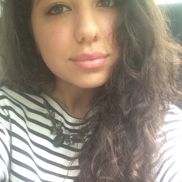 Profile Picture of Alia Srour (@aliasrour) on Poshmark