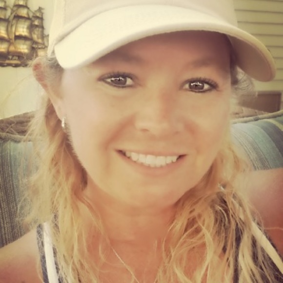 Profile Picture of Lori Hatch (@lhatch1073) on Poshmark