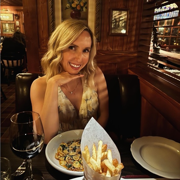 Profile Picture of Katie Cracco (@k_cracco) on Poshmark