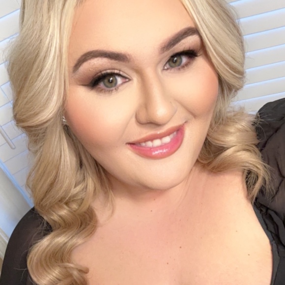 Profile Picture of Alycia Broccoli (@alyciaanzeveno) on Poshmark