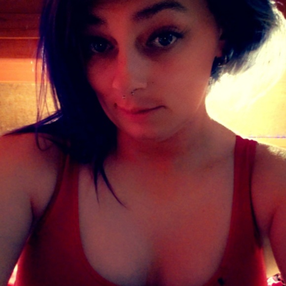 Profile Picture of Dee Nicholas (@deeann1989) on Poshmark