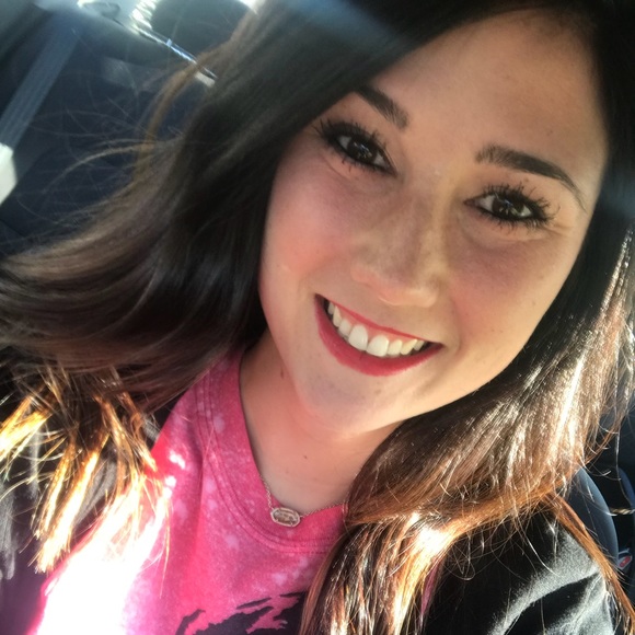 Profile Picture of Amber Steelman (@ambernaleen) on Poshmark