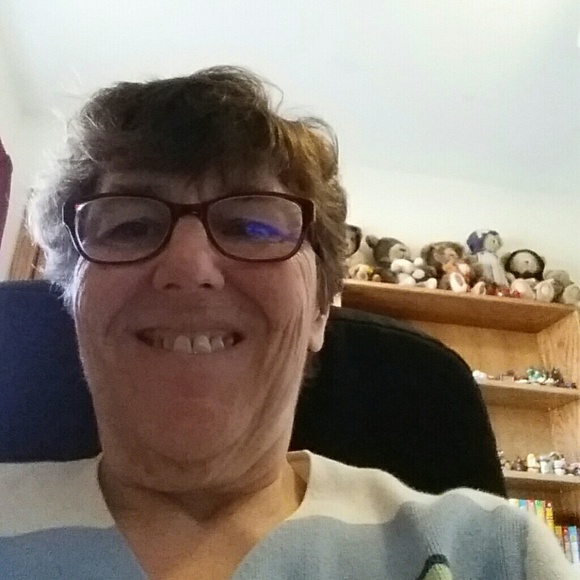 Profile Picture of Pamela Swales (@pamswales) on Poshmark