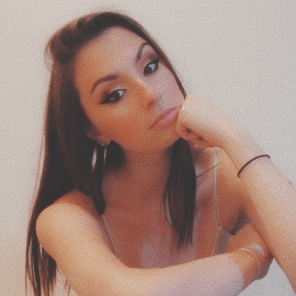 Profile Picture of Christi Chablis (@christiaure) on Poshmark