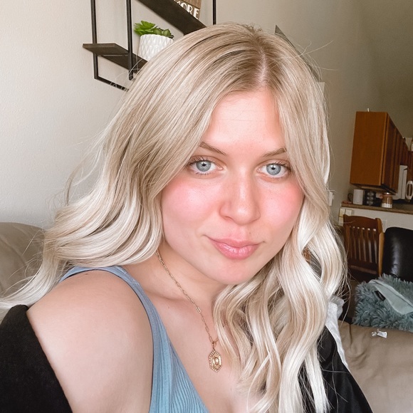 Profile Picture of Olivia Urness (@olivia_urness) on Poshmark