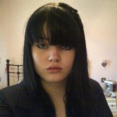 Profile Picture of Bianca Cox (@DiscolouredBee) on Twitter