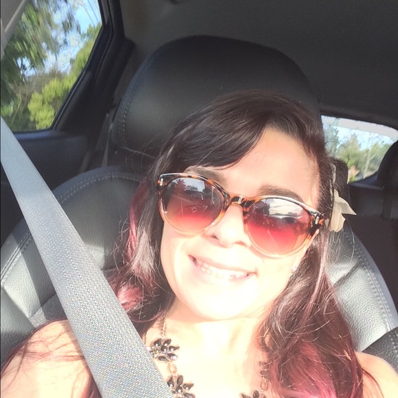 Profile Picture of Loraine Kiskakis (@ladylorena916) on Poshmark