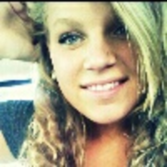 Profile Picture of Shelby Allcorn (@shelbyallcorn) on Poshmark