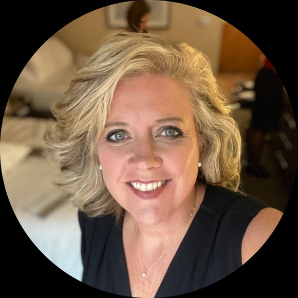 Profile Picture of Tiffany Filloon (@tiffanyfilloon) on Poshmark