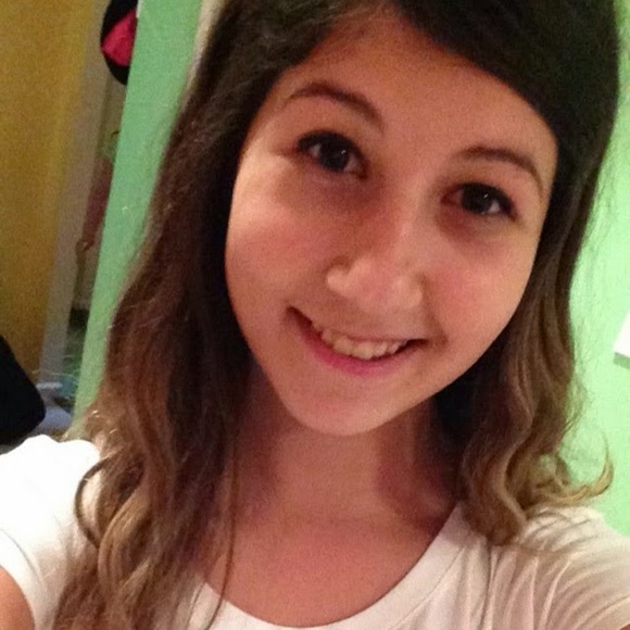 Profile Picture of Alina Fensterer (@alinarf10) on Poshmark