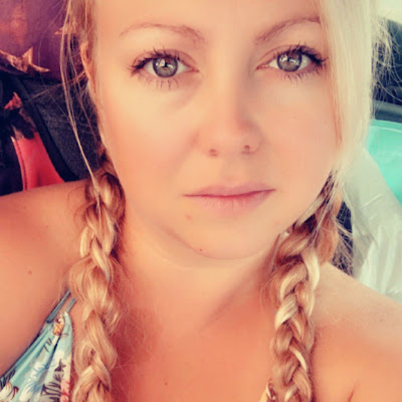 Profile Picture of Lea Blades (@leablades) on Poshmark