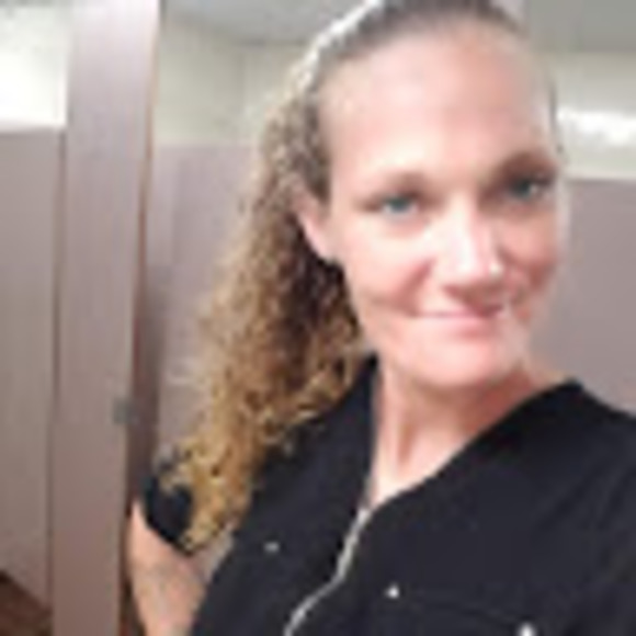 Profile Picture of Amber Pressler (@amberpressler) on Poshmark