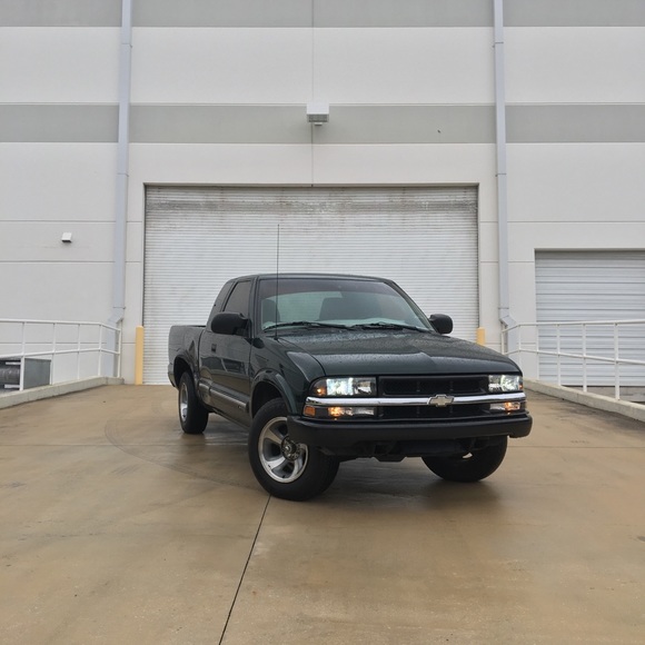 Profile Picture of Carlos Macedo (@badlow) on Poshmark