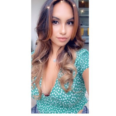 Profile Picture of Laura Bustamante (@amoureuxe_) on Twitter