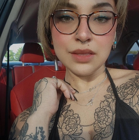 Profile Picture of Echo Smith (@ladyhokagexo) on Poshmark