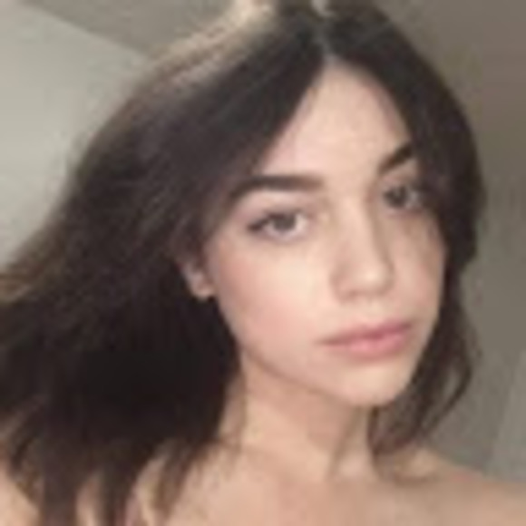 Profile Picture of Laney Bannister (@laneybee) on Poshmark