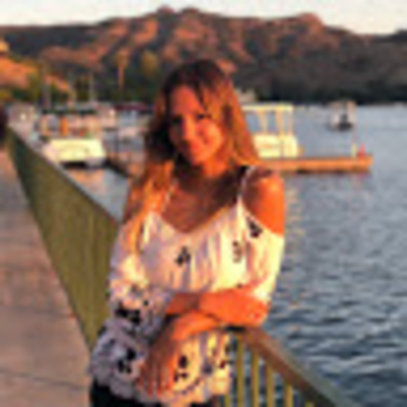 Profile Picture of Ana Schuch (@anaschuch) on Poshmark