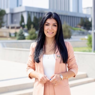 Profile Picture of Nigar Arpadarai (@NikaArpadarai) on Twitter