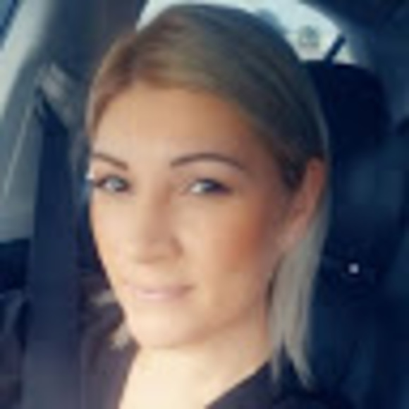 Profile Picture of Elizabeth Speranza (@e_speranza) on Poshmark