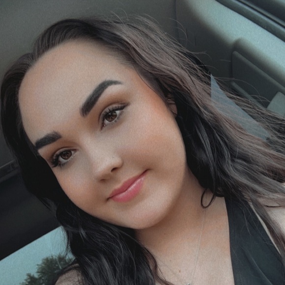 Profile Picture of Jillian Osborne (@jillianosbor300) on Poshmark