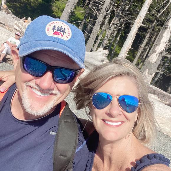 Profile Picture of Robin Felgate (@robinfelgate) on Poshmark