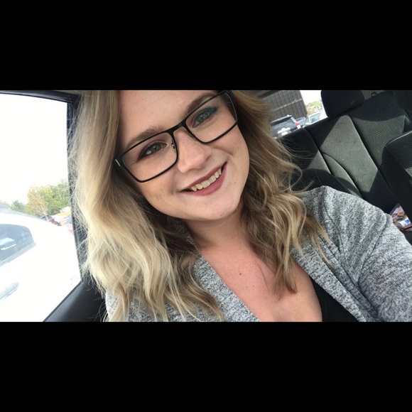 Profile Picture of Kylie Halliburton (@khalliburton2) on Poshmark