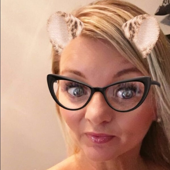 Profile Picture of Tina Warren (@tinamarie0227) on Poshmark