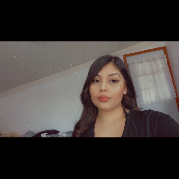 Profile Picture of Jasmin Galvan (@jasmiiiinnnn) on Poshmark