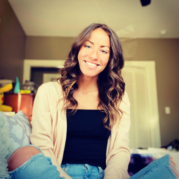 Ali Lorom - Poshmark Profile Picture of Ali Lorom (@loromae8) on Poshmark