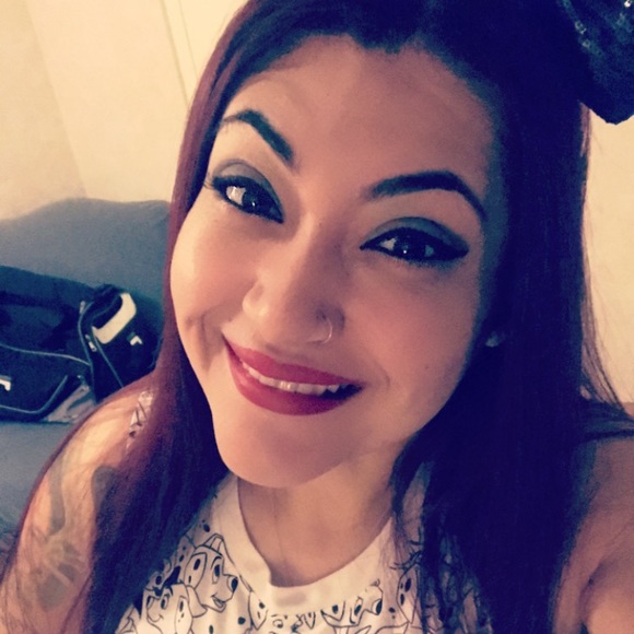 Victoria Almaguer - Poshmark Profile Picture of Victoria Almaguer (@missvicki1984) on Poshmark