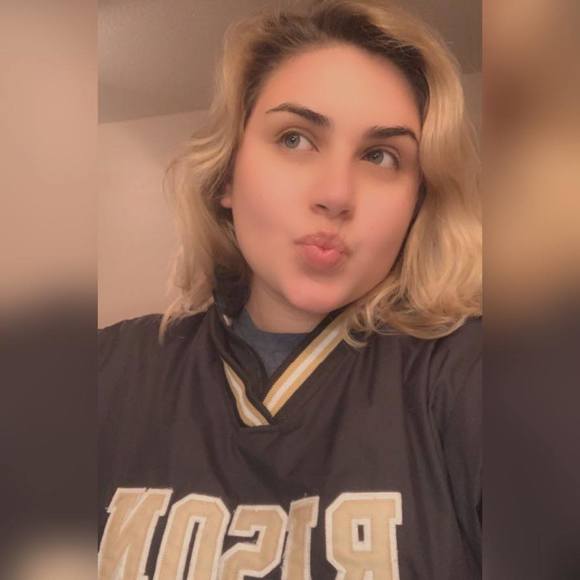 Profile Picture of Samantha Angerbauer (@sam_chey99) on Poshmark