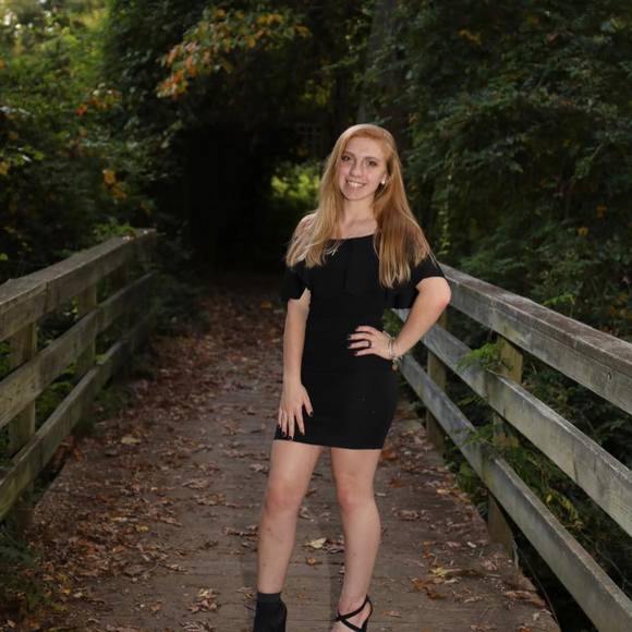 Profile Picture of Amanda Clapp (@lorrainealc13) on Poshmark