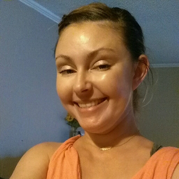 Profile Picture of Melanie Winborne (@melaniewinborne) on Poshmark