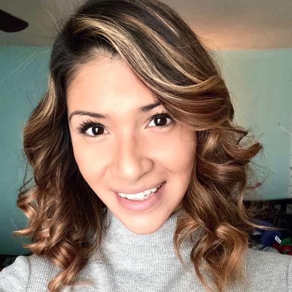 Profile Picture of Adriana Resendiz (@adrsnsz) on Poshmark