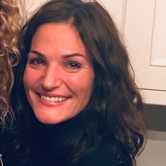 Profile Picture of Felicia Lahart (@flahart) on Poshmark