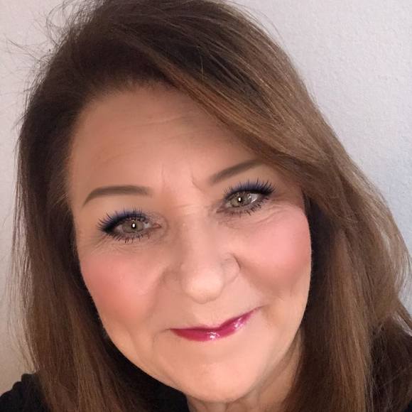 Profile Picture of Donna Booker (@bookerd) on Poshmark