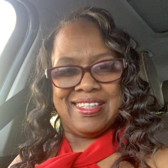 Profile Picture of Lynette Mackey (@lynetem) on Poshmark