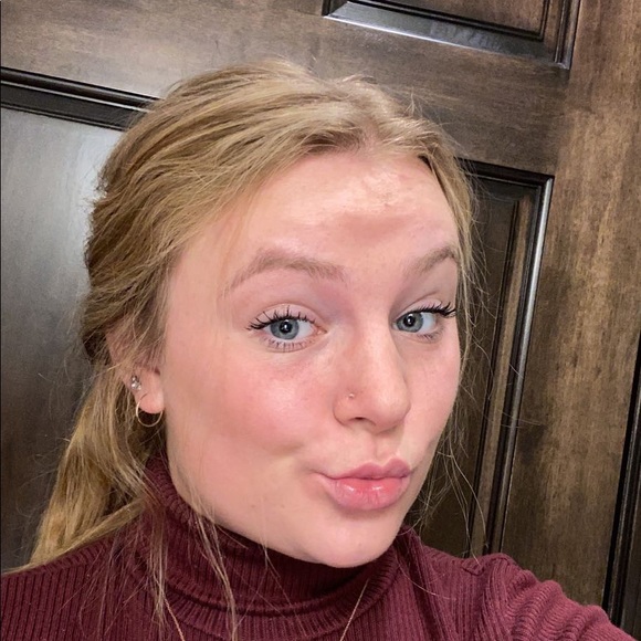 Profile Picture of Karli Schneider (@karlischneid843) on Poshmark