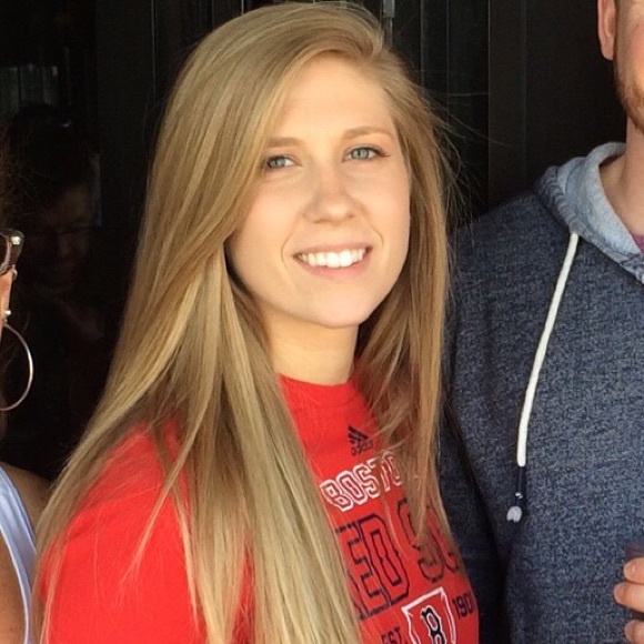 Profile Picture of Ashley Zotter (@azotter) on Poshmark