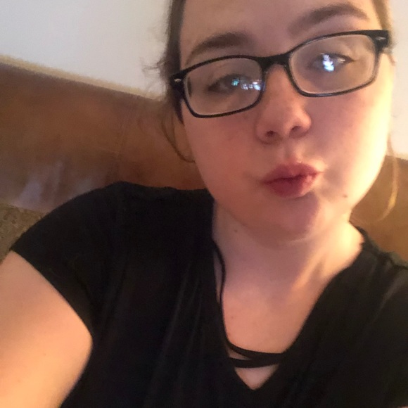 Profile Picture of Emily Layman (@elemons13) on Poshmark