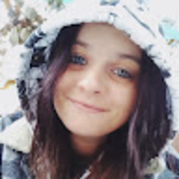 Profile Picture of Meredith Groves (@meredith_groves) on Poshmark