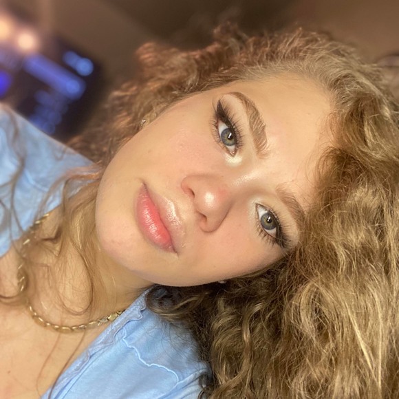 Profile Picture of Alicia Stoehrer (@alicia41103) on Poshmark