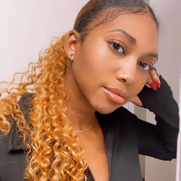 Profile Picture of Chloe' Carroway (@retro94) on Poshmark