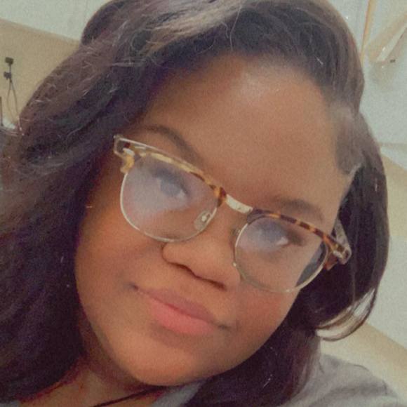 Profile Picture of Amber Mathis (@ambermathis) on Poshmark