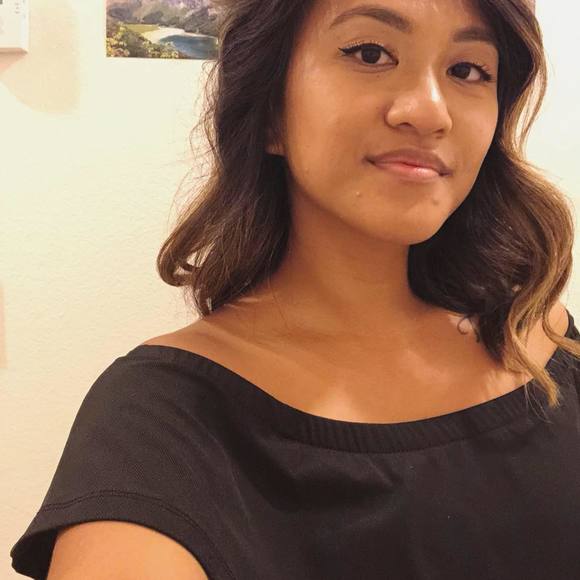 Profile Picture of Lelyn Castelo (@l3lyn) on Poshmark